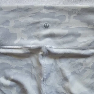 NWOT Lululemon Womens Shorts 6 Wunder Under Ribbed Incognito Camo Jacquard White - Picture 1 of 13