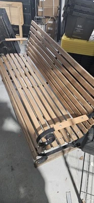 Banco de parque con listones de madera asiento y respaldo para 2 personas Foto 1 de 2