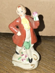 "Hombre colonial antiguo de porcelana vintage con abrigo rojo y pantalones verdes 3 3/4""" - Imagen 1 de 3