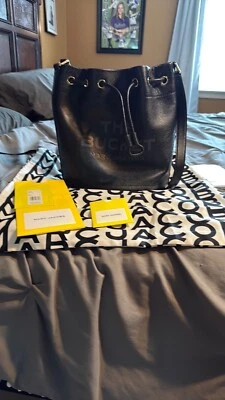 bolsa balde grande de couro preta Marc Jacobs - Imagem 1 de 4