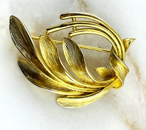 Gold Tone Leaves Brooch Pin - Botanical Style Jewelry Vintage - Picture 1 of 4