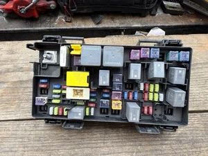 Módulo de control de relé de caja de fusibles Jeep Wrangler 17-18 unidad TPIM 68303924AB OEM usado - Imagen 1 de 2