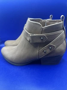 UNIONBAY Stivaletto donna Tilly zip laterale borchie accenti tacco a blocco cognac taglia 8 - Foto 1 di 11
