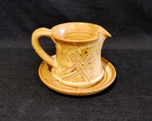 Vintage Studiokeramik Keramik braun hellbraun glasiert Sirup mit aufgesetztem Teller Übertopf - Bild 1 von 7