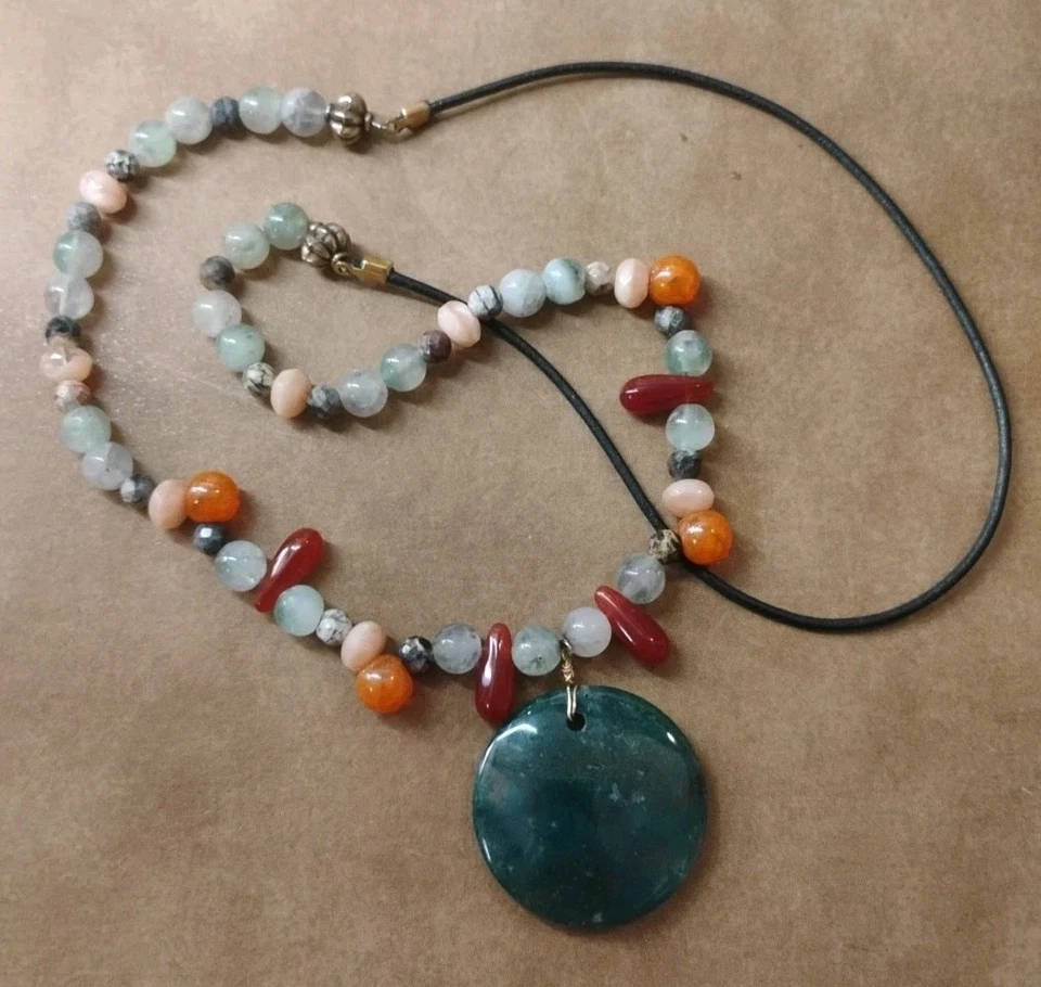 Colgante redondo de ágata musgo y cuentas de piedra natural real en collar de cuero de 26"! Foto 1 de 4
