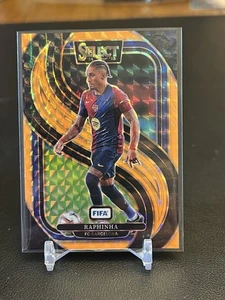 Raphinha 2024-25 Select FIFA - Naranja Fluorescente /125 SP - Barcelona - Imagen 1 de 2