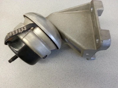 2005 Jaguar S Type  Engine mount with bracket 2w936a003bc Foto 1 de 4