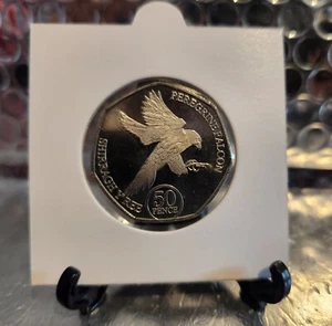 Moneda Isla de Man 2023 50 peniques serie vida silvestre HALCÓN PEREGRINO 50p moneda - Imagen 1 de 4
