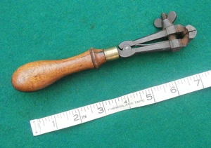 GENUINE ANTIQUE HAND HELD FLY TYING VICE WITH WOODEN HANDLE. LOVELY ITEM - Picture 1 of 7