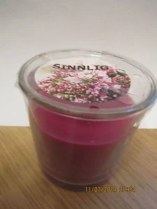NUEVA VELA DE VIDRIO PERFUMADO IKEA SINNLIG FLOR COMPLETA en quemaduras LILA 25 horas - Imagen 1 de 1