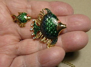STRIKING EMERALD GREEN ANGELFFISH With LITTLE ONE_PIN_BROOCH_PRISTINE_262482 - Picture 1 of 4