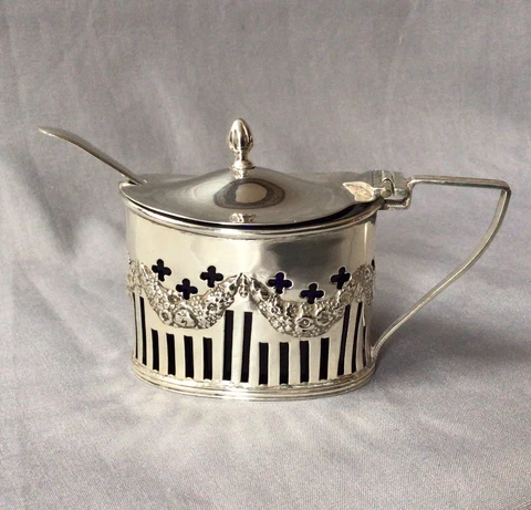 1899 William Aitken Chester Solid Silver Mustard Pot & Spoon, Orig Liner. 47.80g Cover