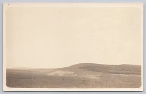 Casa de campo RPPC Barn Fields Rolling Hills ubicación desconocida UNP 1904-1918 - Imagen 1 de 2