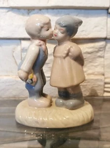 GILDE Porzellan Figur Junge küsst Mädchen Kinder Vintage Skulptur Dekofigur - Bild 1 von 6