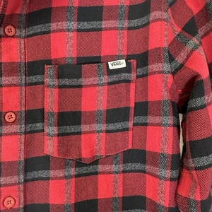 Camisa con botones de franela de algodón a cuadros roja/negra con logotipo de manga larga Vans para niños - Imagen 1 de 9