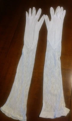 Grande paire d'anciens gants en dentelle de coton - Photo 1/4