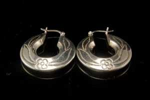 VINTAGE ETCHED FLOWER 925 STERLING PUFFY CREOLEN MR - Bild 1 von 1