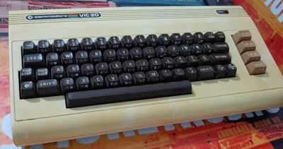 Commodore VIC VC 20 BROTKASTEN (+ Netzteil) classic 8-bit 139599 1980 - Bild 1 von 4