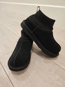 NEU UGG Größe 3 KINDER ULTRA STRETCH MANSCHETTE SCHWARZ WILDLEDER SCHLÄFER SCHUHE VIETNAM  - Bild 1 von 8