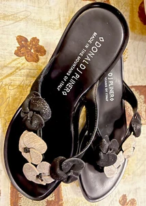 Sandalias de cuña florales para mujer Donald J Pliner ""Calido"" de 6M negras, plateadas y doradas - Imagen 1 de 6