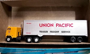 RTR Athearn Ho 5492, Freightliner Tractor Trailer-Union Pacific SEMI RIG.BUILT - Picture 1 of 18