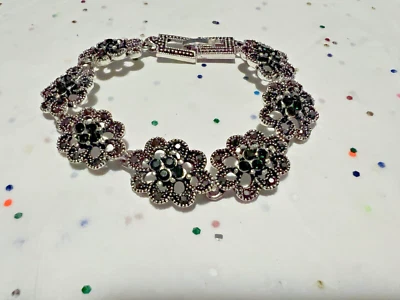 NUEVO Elegante Marcaita con Estrás Verde Chapado en Plata 925 Joyería de Moda Foto 1 de 4