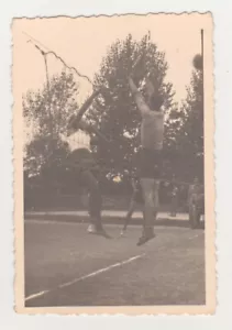 INSTANTÁNEA DE JUEGOS, RED DE SALTO HOMBRE VS MUJER AÑOS 50 Foto antigua - Imagen 1 de 7