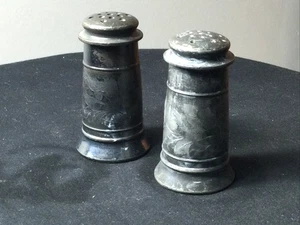 Saleros y pimenteros de peltre grabados de colección Squrirel y hojas - Imagen 1 de 7