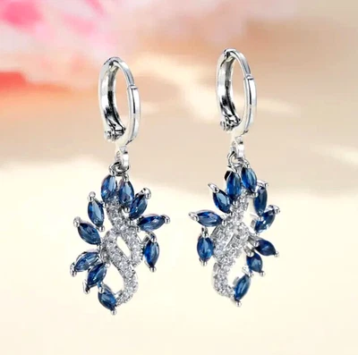 Elegantes aretes colgantes para mujer de circonitas cúbicas chapadas en oro blanco de 18 quilates azul Foto 1 de 4