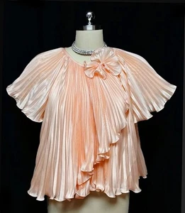 VINTAGE' 60s / '70s GEORGETTE TRABOLSI PLEATED BED JACKET WITH BOW IN  PEACH - Picture 1 of 8