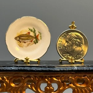 Artisan IGMA Stokesay Ware China Fish Plate Signed VTG Dollhouse Miniature 1:12 - Imagen 1 de 7