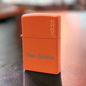 ENCENDEDOR ZIPPO PERSONALIZADO NARANJA MATE GENUINO 231ZL - REGALO GRABADO PARA FUMAR - Imagen 1 de 8