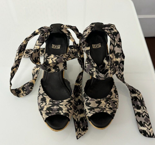 Sandalo UGG donna Luciana Espadrille zeppa nero con design in pizzo stampato taglia 8