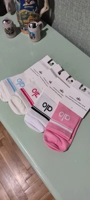 Paquete de 4 calcetines Alo Yoga Throwback Half Crew L azul rosa blanco marrón unisex nuevos con etiquetas Foto 1 de 3