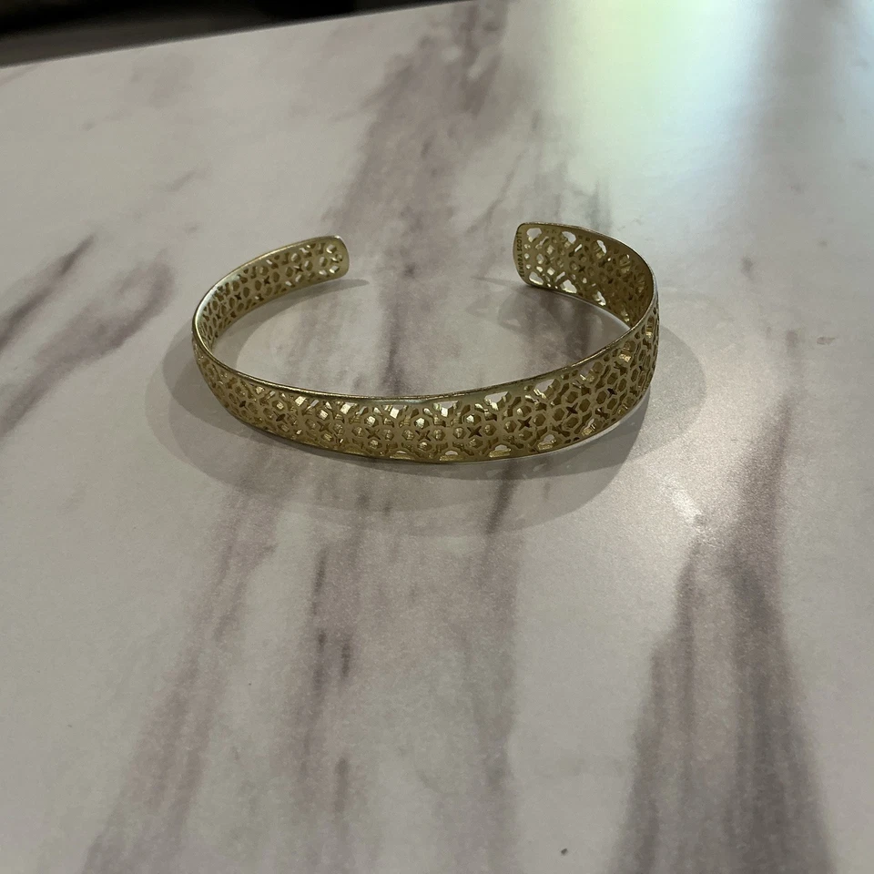 Brazalete Kendra Scott Uma tono dorado filigrana Foto 1 de 3
