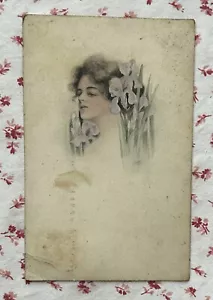 De colección. Tarjeta postal de la Edad de Oro de Dixon firmada por artista de Iris púrpura de mujer bonita 1907-15 - Imagen 1 de 3