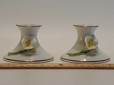 Juego de 2 soportes cónicos Otagiri Japón 2,25" x 3,25" 3-D Calla Lily Gold Trim Usados en Excelente Condición  Foto 1 de 4