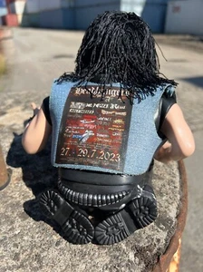 Headbanger ze ściągaczem dżinsowym i naklejką "HOA 2023", figurka chwiejna na głowę - Zdjęcie 1 z 8