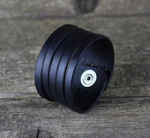Schwarzes Lederarmband, Damenmanschette, Herrenarmband, Lederaccessoires. - Bild 1 von 9