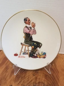 Placa Norman Rockwell Gorham China Fina Danbury Como Nuevo 1978 Hombre Enhebrando una Aguja - Imagen 1 de 2