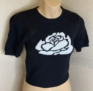Suéter recortado de manga corta RSQ para mujer, estampado de rosas, negro, XS, NUEVO CON ETIQUETAS - Imagen 1 de 7