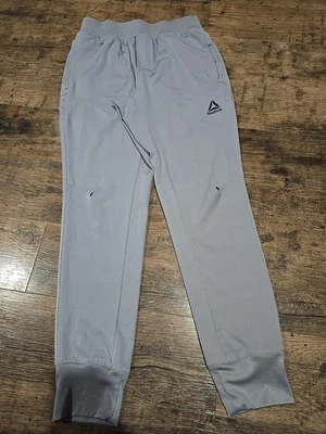 Pantalones deportivos Reebok Tapered Joggers A Performance grises para hombre talla pequeña Foto 1 de 4