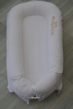 Soporte de cojín Dockatot Deluxe+ blanco prístino para muelle para bebé