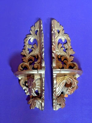 Hollywood Regency años 60 pequeños estantes de esquina de madera tallada oro dorado ¡HERMOSOS! Foto 1 de 4