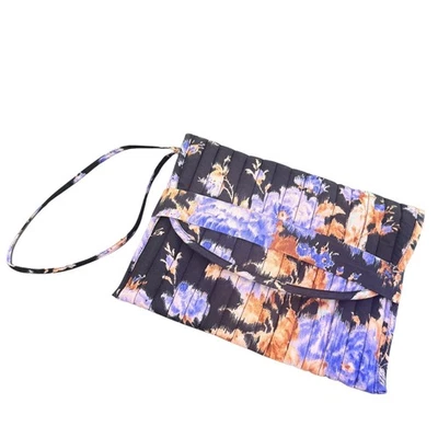 Bolso sin asas acolchado de muñeca Ulla Johnson bolsa de viaje cosmético negro floral Foto 1 de 4
