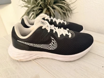Nike Tenis Mujeres Talla 7.5 Revolution 6 NN PRM Negro Cebra Zapatos para Correr Negros Foto 1 de 4