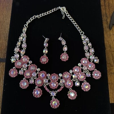 复古 Suzanne Somers 系列。 热卖 粉色 水钻 花项链/耳环套装 — 第 1/4 张图片