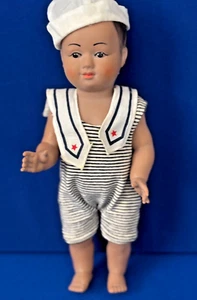 Vintage Kunststoff Matrose Junge Puppe bewegliche Beine und Arme bemalte Augen 10" cc. 60er Jahre - Bild 1 von 5