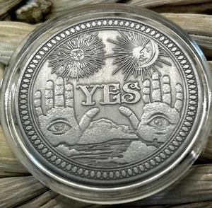 PACK DE 50 *SÍ/NO Esqueleto Ouija Decisión Moneda Abatible* Ficha Suerte Pieza de Bolsillo - Imagen 1 de 13