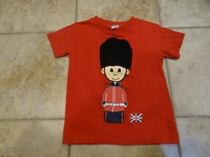 Child Size 5-6 Great Britain Tee Shirt with Queen's Foot Guard **Souvenir Shirt* - Picture 1 of 3